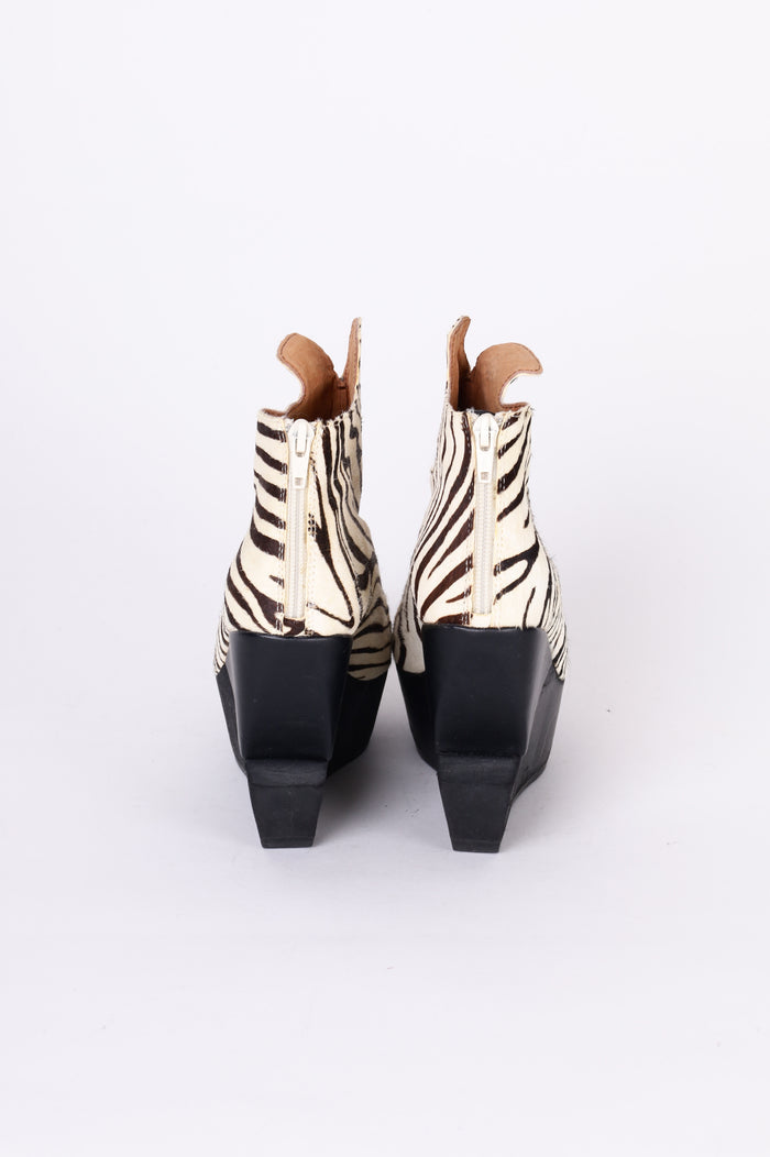 Kobe Husk Womens White Heels Size EU 36