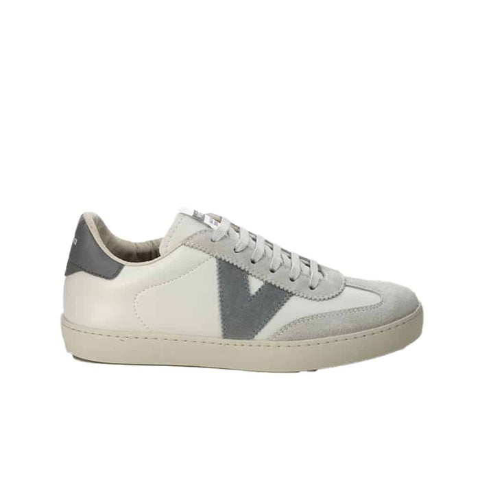 Low-top lace-up sneakers in light grey with dark grey side triangle patch