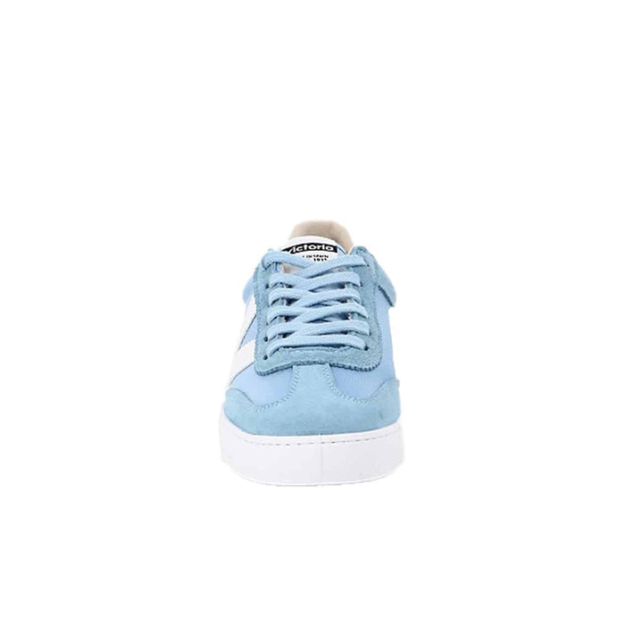 Light blue low-top sneakers with lace-up closure and cushioned beige collar